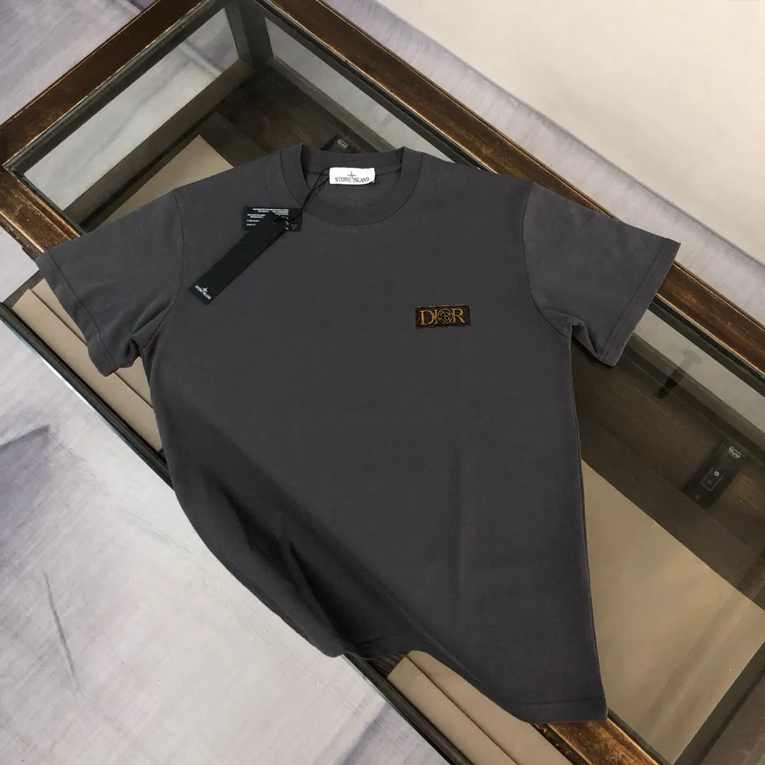 P150 A⭐️Stone Island Latest Couple Style Round Neck Short Sleeve Couple T-shirt ~ Spring and Summer New Product High Quality 🔥🔥Customized Unique Compass Logo Embroidery Logo Embellishment ~ Fashionable and Versatile Trendy Style Customized Imported Fabrics! Comfortable to wear, breathable, fashionable without losing personality, the upper body is casual and casual, handsome and stylish, showing the temperament of a big brand. All three standards are complete! ! Color: Black White Dark Gray Brown Size: SMLXLXXL